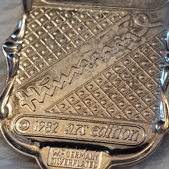 Vintage 1982 Hummel Pendant (Silver Plated) - Picture 9 of 9